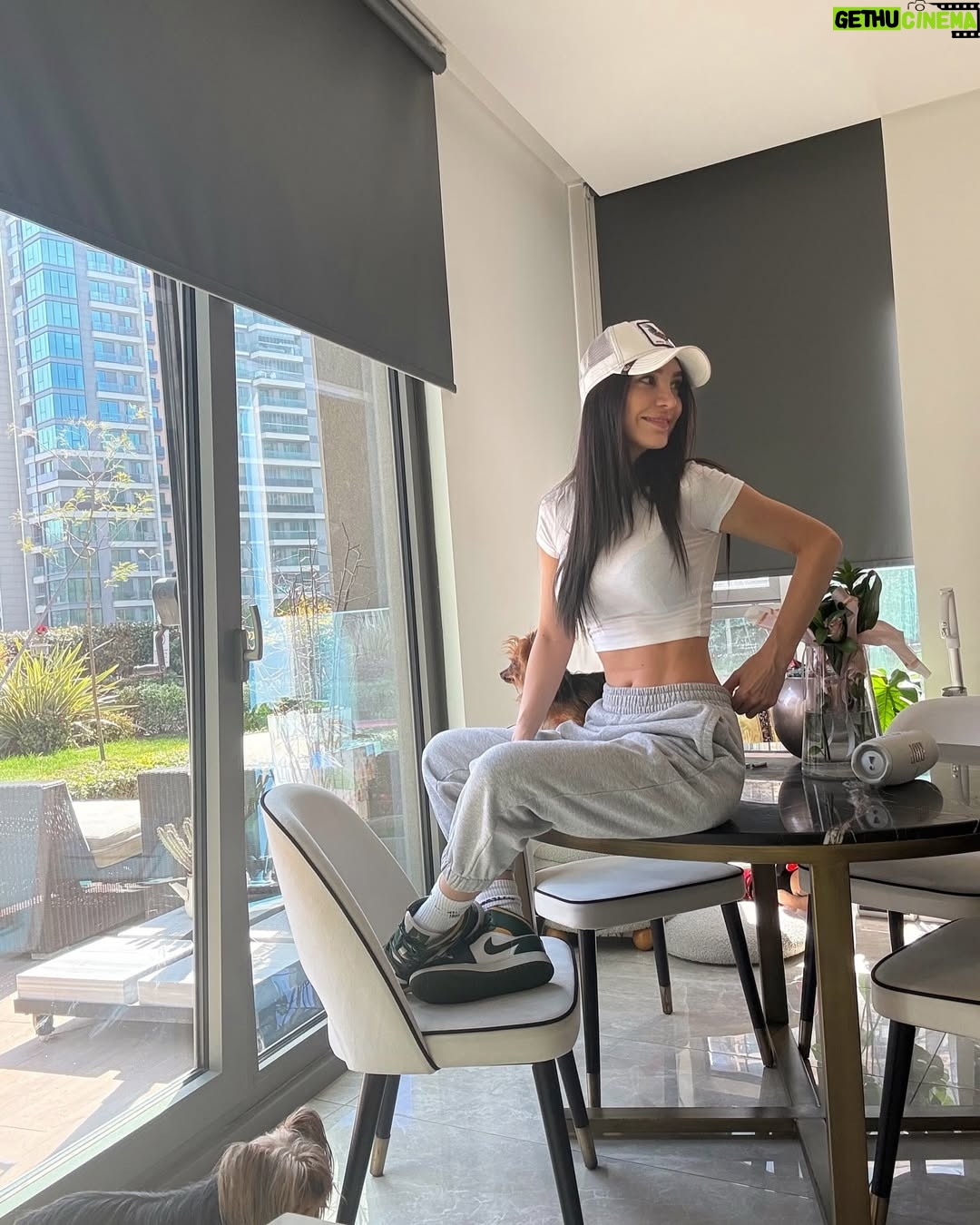 Burcu Kiratli - 291.6K Likes - 🐾 🛹 🪀 ☀️ 😜