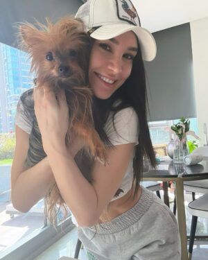 Burcu Kiratli Instagram - 🐾 🛹 🪀 ☀️ 😜