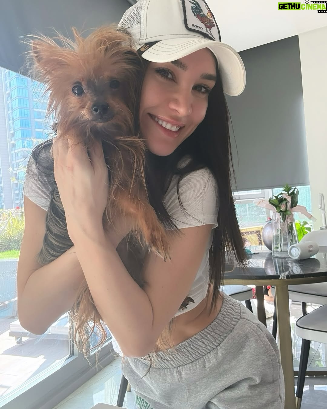 Burcu Kiratli - 291.6K Likes - 🐾 🛹 🪀 ☀️ 😜