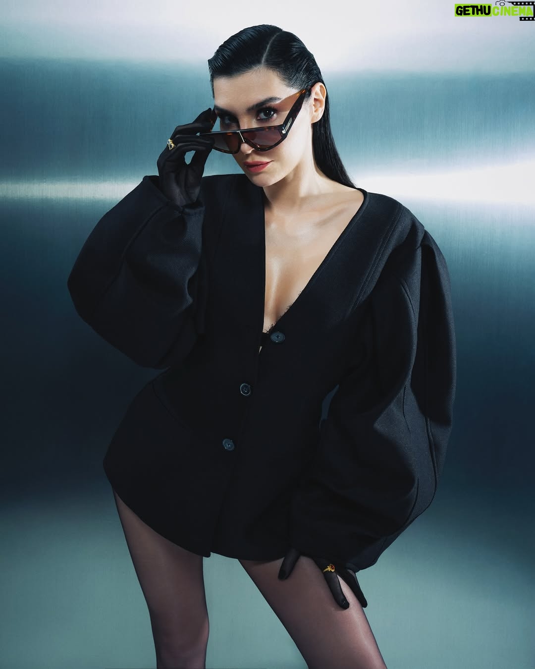 Burcu Kiratli - 296.3K Likes - 🖤 🏹
@allmagazine 🖤
——————- 🔥 Best Team 🔥 😜 ——————-
Genel Yayın Yönetmeni ve Röportaj: @salihdevrim
Fotoğraf: @biemre
Moda Editörü: @ireemkaplan
Saç: @tolgaoguzhann
Makyaj: @erkanuluc
Prodüksiyon: @melihkoh
Fotoğraf Asistanları: @bbarisbal, Yasin Çınar
Moda Ekibi: @farukksahade, @tuanasfgl, @neeslisahh_
Veeeee benimkiler 🥹
@caglagulsarac
@fatoskocak1
@duyqudurukan
🩷
