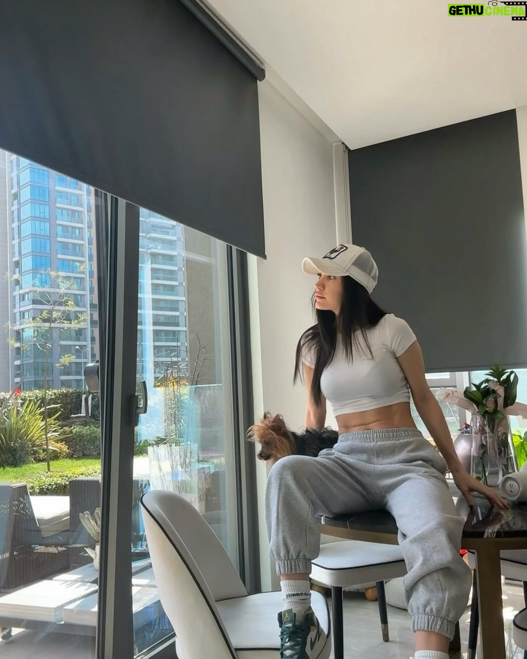 Burcu Kiratli - 291.6K Likes - 🐾 🛹 🪀 ☀️ 😜