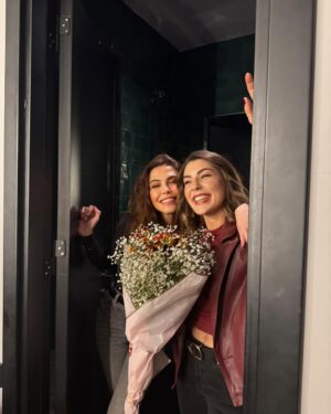 Buse Sinem İren Instagram - Her şeye rağmen, elimizden geldiğince, hayatı güzelleştirmeye devam ♥️