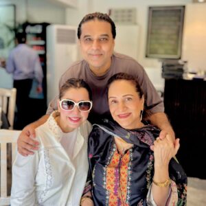 Bushra Ansari Instagram - A fabulous morning brunch with @ansari.bushra what a pleasant surprise bushra apa !!! love u 🥰 Thank u @sobiasofficial for an amazing afternoon #asimyartiwana #bushraansari