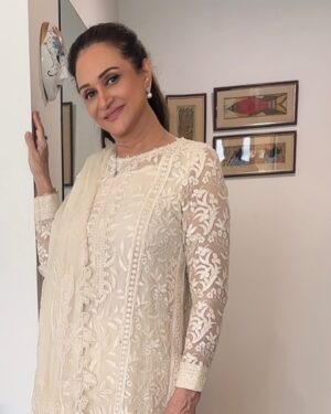 Bushra Ansari Instagram - Thx  Iznik for the pretty white jora. ! Loved it .@iznikfashion