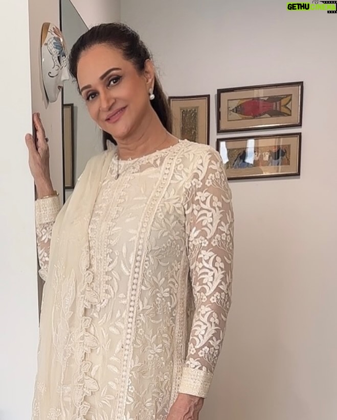 Bushra Ansari - 0.9K Likes - Thx Iznik for the pretty white jora. ! Loved it .@iznikfashion