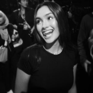 Caitlin Halderman Instagram - banyak banget supporting talent di foto ini deh🧐🤨