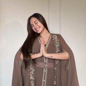 Caitlin Halderman Instagram - lebaran day 1! minal aidzin semuanyaa🤍 selamat berkumpul sama keluarga salam hangat dari aku dan kluarga🤍🤍🤍 lebaran tahun ini mager makeup pagi-pagi jadi kita remini aja mumpung free trial😭