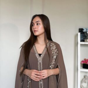Caitlin Halderman Instagram - lebaran day 1! minal aidzin semuanyaa🤍 selamat berkumpul sama keluarga salam hangat dari aku dan kluarga🤍🤍🤍 lebaran tahun ini mager makeup pagi-pagi jadi kita remini aja mumpung free trial😭