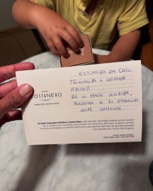 Calu Rivero Instagram - Maternar… con el alma en los brazos.

Q fuerte es este momento.
Dos chiquitos tan chiquitos.
El tiempo que no alcanza.
Las noches que no descansan.
Los juegos que se multiplican.
Las exigencias que crecen.
Las responsabilidades, los haceres, los quehaceres…
todo lo que sostiene, pero también todo lo que pesa.

Hay días que me digo “bueno, hoy arranco”,
arranco a trabajar, a crear, a accionar en algo que no sea maternar.
Porque las ideas están,
el espíritu está,
la agencia está, 
las ganas laten…
pero el cuerpo, a veces, no responde.

Y entonces me doy cuenta que antes de dar, tengo que darme.
DarME a mí lo que doy a ellos.

Hoy me armé un plan hermoso:
un hotel, una pausa, otro aire.
A veces me siento sola en esta danza.
Sola maternando,
pensando, habitando este rol tan único.
Pero sé que no soy la única.
Sé que del otro lado hay otras como yo.
Mujeres que sostienen, crían, laten, se reinventan.

Este es el camino que elegí,
a veces liviano, a veces intenso.
Pero profundamente mío.

Y a la vez…
Es el
Momento
Más
Inigualable
De mi vida,
Donde me
Siento
Más viva
Y
Agradecida.

🏨 @costaneromgallery