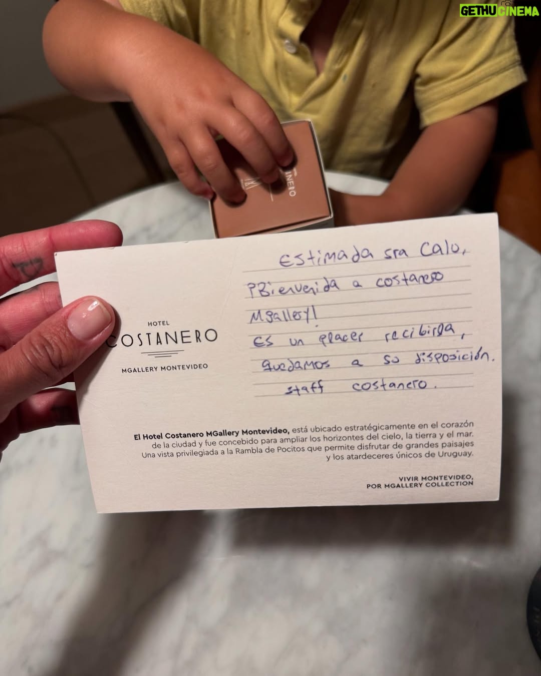 Calu Rivero - 16.5K Likes - Maternar… con el alma en los brazos.
Q fuerte es este momento.
Dos chiquitos tan chiquitos.
El tiempo que no alcanza.
Las noches que no descansan.
Los juegos que se multiplican.
Las exigencias que crecen.
Las responsabilidades, los haceres, los quehaceres…
todo lo que sostiene, pero también todo lo que pesa.
Hay días que me digo “bueno, hoy arranco”,
arranco a trabajar, a crear, a accionar en algo que no sea maternar.
Porque las ideas están,
el espíritu está,
la agencia está,
las ganas laten…
pero el cuerpo, a veces, no responde.
Y entonces me doy cuenta que antes de dar, tengo que darme.
DarME a mí lo que doy a ellos.
Hoy me armé un plan hermoso:
un hotel, una pausa, otro aire.
A veces me siento sola en esta danza.
Sola maternando,
pensando, habitando este rol tan único.
Pero sé que no soy la única.
Sé que del otro lado hay otras como yo.
Mujeres que sostienen, crían, laten, se reinventan.
Este es el camino que elegí,
a veces liviano, a veces intenso.
Pero profundamente mío.
Y a la vez…
Es el
Momento
Más
Inigualable
De mi vida,
Donde me
Siento
Más viva
Y
Agradecida.
🏨 @costaneromgallery
