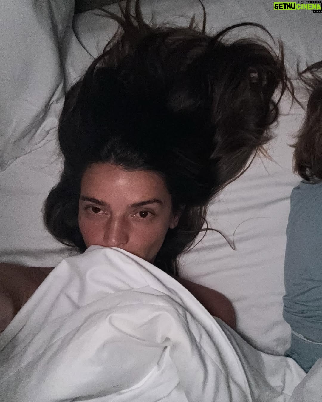 Calu Rivero - 16.5K Likes - Maternar… con el alma en los brazos.
Q fuerte es este momento.
Dos chiquitos tan chiquitos.
El tiempo que no alcanza.
Las noches que no descansan.
Los juegos que se multiplican.
Las exigencias que crecen.
Las responsabilidades, los haceres, los quehaceres…
todo lo que sostiene, pero también todo lo que pesa.
Hay días que me digo “bueno, hoy arranco”,
arranco a trabajar, a crear, a accionar en algo que no sea maternar.
Porque las ideas están,
el espíritu está,
la agencia está,
las ganas laten…
pero el cuerpo, a veces, no responde.
Y entonces me doy cuenta que antes de dar, tengo que darme.
DarME a mí lo que doy a ellos.
Hoy me armé un plan hermoso:
un hotel, una pausa, otro aire.
A veces me siento sola en esta danza.
Sola maternando,
pensando, habitando este rol tan único.
Pero sé que no soy la única.
Sé que del otro lado hay otras como yo.
Mujeres que sostienen, crían, laten, se reinventan.
Este es el camino que elegí,
a veces liviano, a veces intenso.
Pero profundamente mío.
Y a la vez…
Es el
Momento
Más
Inigualable
De mi vida,
Donde me
Siento
Más viva
Y
Agradecida.
🏨 @costaneromgallery