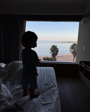 Calu Rivero Instagram - Maternar… con el alma en los brazos.

Q fuerte es este momento.
Dos chiquitos tan chiquitos.
El tiempo que no alcanza.
Las noches que no descansan.
Los juegos que se multiplican.
Las exigencias que crecen.
Las responsabilidades, los haceres, los quehaceres…
todo lo que sostiene, pero también todo lo que pesa.

Hay días que me digo “bueno, hoy arranco”,
arranco a trabajar, a crear, a accionar en algo que no sea maternar.
Porque las ideas están,
el espíritu está,
la agencia está, 
las ganas laten…
pero el cuerpo, a veces, no responde.

Y entonces me doy cuenta que antes de dar, tengo que darme.
DarME a mí lo que doy a ellos.

Hoy me armé un plan hermoso:
un hotel, una pausa, otro aire.
A veces me siento sola en esta danza.
Sola maternando,
pensando, habitando este rol tan único.
Pero sé que no soy la única.
Sé que del otro lado hay otras como yo.
Mujeres que sostienen, crían, laten, se reinventan.

Este es el camino que elegí,
a veces liviano, a veces intenso.
Pero profundamente mío.

Y a la vez…
Es el
Momento
Más
Inigualable
De mi vida,
Donde me
Siento
Más viva
Y
Agradecida.

🏨 @costaneromgallery