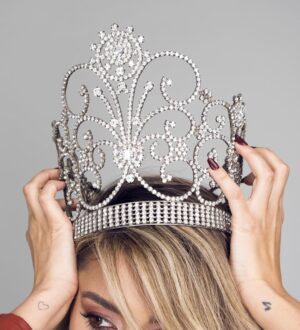 Camila Andrade Instagram - 10 AÑOS 👑
Han pasado desde que me coroné como Miss Mundo Chile 🇨🇱… de las experiencias más icónicas e importante de mi vida. Luego de ganar, me fui a Bali, Indonesia a competir y fue mágicamente hermoso 😍
La verdad, es mucho más que el título, fué todo lo que tuve que pasar para llegar ahí. Lo recuerdo con harta nostalgia y esfuerzo.
La enfermedad de mi papá, hospitalizaciones, mi familia afectada, la universidad llena de solemnes, el trabajo, las grabaciones, el juicio público hacia mi persona por haber sido más “conocida” que el resto y así muchas otras cosas… más de alguno me dijo abandona, pero nunca fué opción para mi, me daba más fuerza de salir adelante como siempre.
No importa lo que te digan, es suficiente cuando crees en ti.
❤️🪄
Agradezco mil a @shotsbyvicente y @jiomakeup por abrazar esta idea de celebrar mis 10 años!
Los admiro un montón.
Gracias a todos los han estado ahí después de tantos años.. a los que me siguen desde ahí o antes también … siempre agradecida✨
Ph @shotsbyvicente
Makeup & Hair @jiomakeup
Vestuario: @juormeno