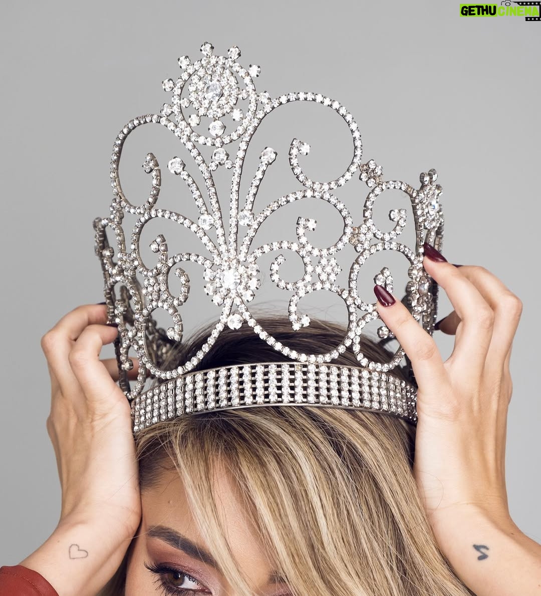 Camila Andrade - 16.1K Likes - 10 AÑOS 👑 
Han pasado desde que me coroné como Miss Mundo Chile 🇨🇱… de las experiencias más icónicas e importante de mi vida. Luego de ganar, me fui a Bali, Indonesia a competir y fue mágicamente hermoso 😍

La verdad, es mucho más que el título, fué todo lo que tuve que pasar para llegar ahí. Lo recuerdo con harta nostalgia y esfuerzo.
La enfermedad de mi papá, hospitalizaciones, mi familia afectada, la universidad llena de solemnes, el trabajo, las grabaciones, el juicio público hacia mi persona por haber sido más “conocida” que el resto y así muchas otras cosas… más de alguno me dijo abandona, pero nunca fué opción para mi, me daba más fuerza de salir adelante como siempre.

No importa lo que te digan, es suficiente cuando crees en ti.
❤️🪄

Agradezco mil a @shotsbyvicente y @jiomakeup por abrazar esta idea de celebrar mis 10 años!
Los admiro un montón.

Gracias a todos los han estado ahí después de tantos años.. a los que me siguen desde ahí o antes también … siempre agradecida✨

Ph @shotsbyvicente 
Makeup & Hair @jiomakeup 
Vestuario: @juormeno