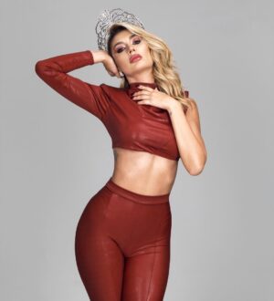 Camila Andrade Instagram - 10 AÑOS 👑
Han pasado desde que me coroné como Miss Mundo Chile 🇨🇱… de las experiencias más icónicas e importante de mi vida. Luego de ganar, me fui a Bali, Indonesia a competir y fue mágicamente hermoso 😍
La verdad, es mucho más que el título, fué todo lo que tuve que pasar para llegar ahí. Lo recuerdo con harta nostalgia y esfuerzo.
La enfermedad de mi papá, hospitalizaciones, mi familia afectada, la universidad llena de solemnes, el trabajo, las grabaciones, el juicio público hacia mi persona por haber sido más “conocida” que el resto y así muchas otras cosas… más de alguno me dijo abandona, pero nunca fué opción para mi, me daba más fuerza de salir adelante como siempre.
No importa lo que te digan, es suficiente cuando crees en ti.
❤️🪄
Agradezco mil a @shotsbyvicente y @jiomakeup por abrazar esta idea de celebrar mis 10 años!
Los admiro un montón.
Gracias a todos los han estado ahí después de tantos años.. a los que me siguen desde ahí o antes también … siempre agradecida✨
Ph @shotsbyvicente
Makeup & Hair @jiomakeup
Vestuario: @juormeno