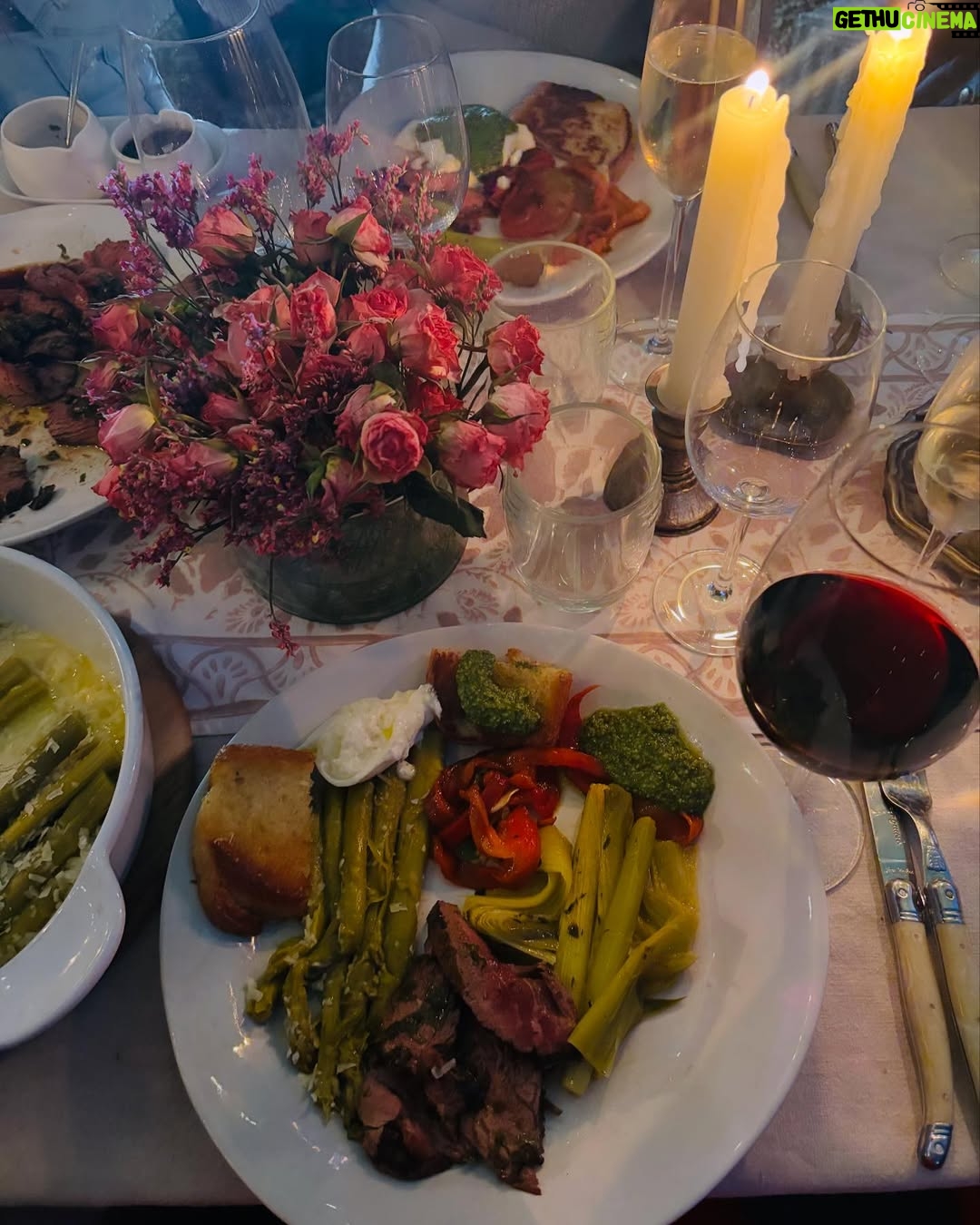 Camila Andrade - 10.8K Likes - Estos últimos días…
han sido un poco así 🥰☀️😎💪🏻❤️🥙🍷🧖🏼♀️😀💕