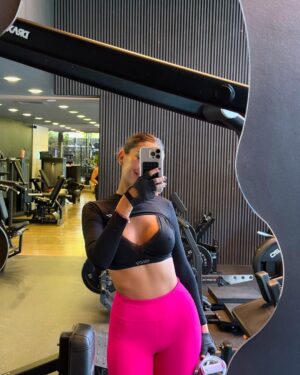 Camila Andrade Instagram - Estos últimos días…
 han sido un poco así 🥰☀️😎💪🏻❤️🥙🍷🧖🏼‍♀️😀💕