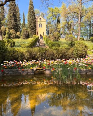 Camila Raznovich Instagram - Flower power…. #parcosigurta #borghettosulmincio #postibelli #borgodeiborghi2025 #ontheroad #italiabella #magic