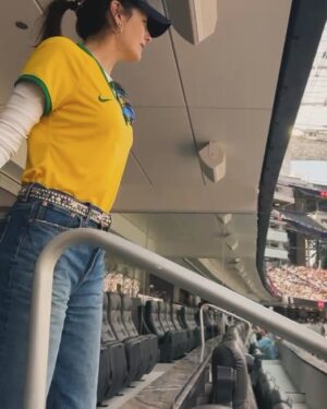 Camilla Belle Instagram - First professional women’s sports event at So-Fi and it was futebbboollllllll aka soccerrrrrrrr 🇧🇷🇺🇸⚽️👊