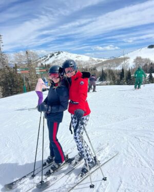 Camille Anderson Instagram - (Un)Popular Opinion: Ski Season is the best season 🎿 March   Spring skiing is 🤌🏼 

Comment “ski” for outfit link. Xo 

#deervalley