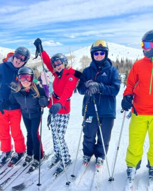 Camille Anderson Instagram - (Un)Popular Opinion: Ski Season is the best season 🎿 March   Spring skiing is 🤌🏼 

Comment “ski” for outfit link. Xo 

#deervalley