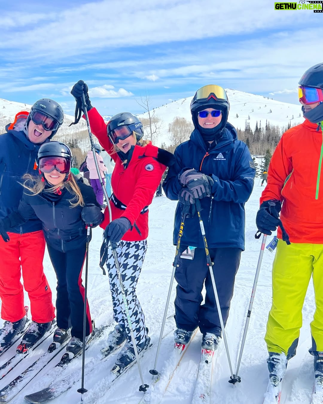 Camille Anderson - 1.1K Likes - (Un)Popular Opinion: Ski Season is the best season 🎿 March Spring skiing is 🤌🏼
Comment “ski” for outfit link. Xo
#deervalley