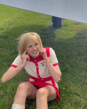 Camille Lou Instagram - Quand tu préfères mille fois être sous l’avion plutôt que dedans 😂 
Quelle aventure ce film ! “Ça fait des grosses journées avec vous” 
Ps: c’est toujours en salle et ça s’appelle “Natacha presque hôtesse de l’air” , mais ça aurait pu s’appeler “Arrête moi si tu peux” aussi, c’était déjà pris, Natacha personne ne pourra l’arrêter ❤️