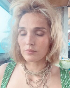Camille Lou Instagram - Quand tu préfères mille fois être sous l’avion plutôt que dedans 😂 
Quelle aventure ce film ! “Ça fait des grosses journées avec vous” 
Ps: c’est toujours en salle et ça s’appelle “Natacha presque hôtesse de l’air” , mais ça aurait pu s’appeler “Arrête moi si tu peux” aussi, c’était déjà pris, Natacha personne ne pourra l’arrêter ❤️