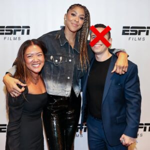 Candace Parker Instagram - Annual tradition continued! Happy International Women’s Day!!! I don’t care if you are my blood, former Prez, best shooter ever, an ally…..this is our day 😂😂😂😂 (@sydneyleroux put me on to this and I think it’s hilarious sooo for those that don’t kick rocks and learn to take a joke)🫠🤭