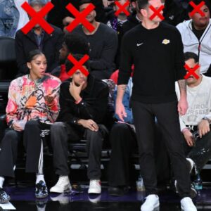 Candace Parker Instagram - Annual tradition continued! Happy International Women’s Day!!! I don’t care if you are my blood, former Prez, best shooter ever, an ally…..this is our day 😂😂😂😂 (@sydneyleroux put me on to this and I think it’s hilarious sooo for those that don’t kick rocks and learn to take a joke)🫠🤭