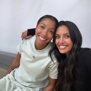 Candace Parker Instagram - Annual tradition continued! Happy International Women’s Day!!! I don’t care if you are my blood, former Prez, best shooter ever, an ally…..this is our day 😂😂😂😂 (@sydneyleroux put me on to this and I think it’s hilarious sooo for those that don’t kick rocks and learn to take a joke)🫠🤭