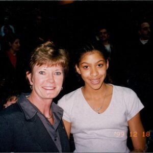 Candace Parker Instagram - Annual tradition continued! Happy International Women’s Day!!! I don’t care if you are my blood, former Prez, best shooter ever, an ally…..this is our day 😂😂😂😂 (@sydneyleroux put me on to this and I think it’s hilarious sooo for those that don’t kick rocks and learn to take a joke)🫠🤭