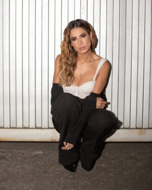 Carla Giraldo Instagram - Congelados todos 
Fotos @oko.lg @laura_gomezr 
Makeup @oscartsanchez @vanelopemkp @soyvinti @la_nielamakeup 
Stilyst @andresyepesd @mjabisambra @natumile 
@revelloficial 
@bruna_lingerie 
Joyas @esmeraldas_de_colombia