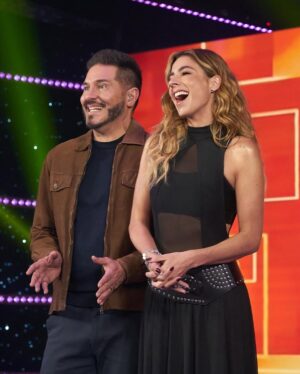 Carla Giraldo Instagram - Mi Marce 🍰 20 fotos que nos describen plenamente 
Una canción  que nos regaló me llaman Lolita 
Una amistad invaluable 
Un amor inquebrantable 
Un respeto que perdura con los años (25años)
Admiración que continúa y se intensifica 
Este post no es solo para decirte feliz cumpleaños es también para agradecerte por estos meses de trabajo cargados de buena vibra , amor , disciplina y mucho mucho excelente ambiente Laboral 
Que sean mil temporadas de @lacasadelosfamososcolombia1 más a tu lado 
Gracias mi @marcelocezan TE ADORO mi pela’o de 58🎉

Fotos de la también cumpleañera @cabadangel