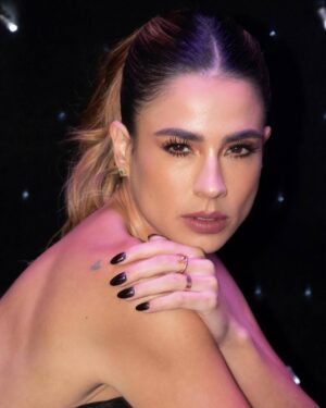Carla Giraldo Instagram - Un Domingo más en esta casa @lacasadelosfamososcolombia1 
Fotos @oko.lg  @laura_gomezr 
Makeup @vanelopemkp @oscartsanchez 
Stilyst @andresyepesd  @mjabisambra @natumile 
Vestido @modaalbeiroafanador 
Joyas @esmeraldas_de_colombia 
Piel @avenegasmd