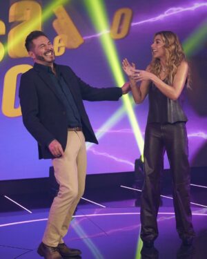 Carla Giraldo Instagram - Mi Marce 🍰 20 fotos que nos describen plenamente 
Una canción  que nos regaló me llaman Lolita 
Una amistad invaluable 
Un amor inquebrantable 
Un respeto que perdura con los años (25años)
Admiración que continúa y se intensifica 
Este post no es solo para decirte feliz cumpleaños es también para agradecerte por estos meses de trabajo cargados de buena vibra , amor , disciplina y mucho mucho excelente ambiente Laboral 
Que sean mil temporadas de @lacasadelosfamososcolombia1 más a tu lado 
Gracias mi @marcelocezan TE ADORO mi pela’o de 58🎉

Fotos de la también cumpleañera @cabadangel