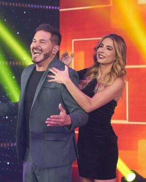 Carla Giraldo Instagram - Mi Marce 🍰 20 fotos que nos describen plenamente 
Una canción  que nos regaló me llaman Lolita 
Una amistad invaluable 
Un amor inquebrantable 
Un respeto que perdura con los años (25años)
Admiración que continúa y se intensifica 
Este post no es solo para decirte feliz cumpleaños es también para agradecerte por estos meses de trabajo cargados de buena vibra , amor , disciplina y mucho mucho excelente ambiente Laboral 
Que sean mil temporadas de @lacasadelosfamososcolombia1 más a tu lado 
Gracias mi @marcelocezan TE ADORO mi pela’o de 58🎉

Fotos de la también cumpleañera @cabadangel