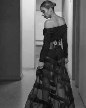 Carla Giraldo Instagram - No siempre me pinto la boca de Rojo! ❤️ 

Fotos @cabadangel 
Joyas @gemsaria  @esmeraldas_de_colombia 
Look. @angelkujaban @inthebodies @ruedo_____