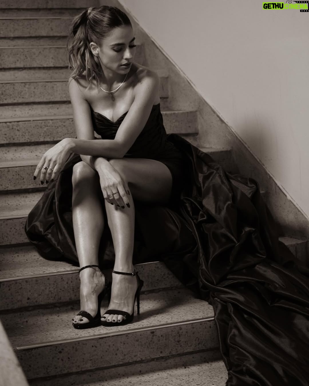 Carla Giraldo - 43K Likes - Un Domingo mƔs en esta casa @lacasadelosfamososcolombia1
Fotos @oko.lg @laura_gomezr
Makeup @vanelopemkp @oscartsanchez
Stilyst @andresyepesd @mjabisambra @natumile
Vestido @modaalbeiroafanador
Joyas @esmeraldas_de_colombia
Piel @avenegasmd