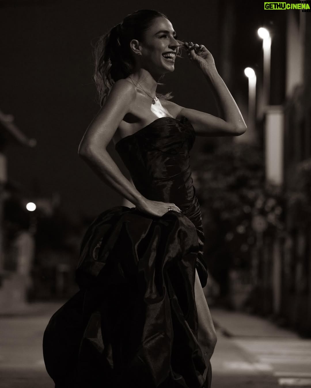 Carla Giraldo - 43K Likes - Un Domingo mƔs en esta casa @lacasadelosfamososcolombia1
Fotos @oko.lg @laura_gomezr
Makeup @vanelopemkp @oscartsanchez
Stilyst @andresyepesd @mjabisambra @natumile
Vestido @modaalbeiroafanador
Joyas @esmeraldas_de_colombia
Piel @avenegasmd
