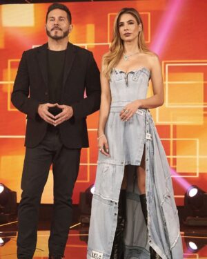 Carla Giraldo Instagram - Cada día con su afán en @lacasadelosfamososcolombia1 
Mi vestido  @do.overlab 
Joyas @gemsaria 
Y mi equipo, qué me hace Brillar cada día más! 
@andresyepesd @mjabisambra @natumile @oscartsanchez @vanelopemkp @la_nielamakeup

Foto @cabadangel