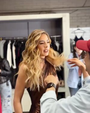 Carla Giraldo Instagram - Otro domingo de eliminación en La Casa de los Famosos 2025 y estamos más que listos 🔥 

Styling. @andresyepesd @mjabisambra @natumile
Make up. @oscartsanchez @vanelopemkp @la_nielamakeup
Vestido. @issamorabot
Fotos @cabadangel