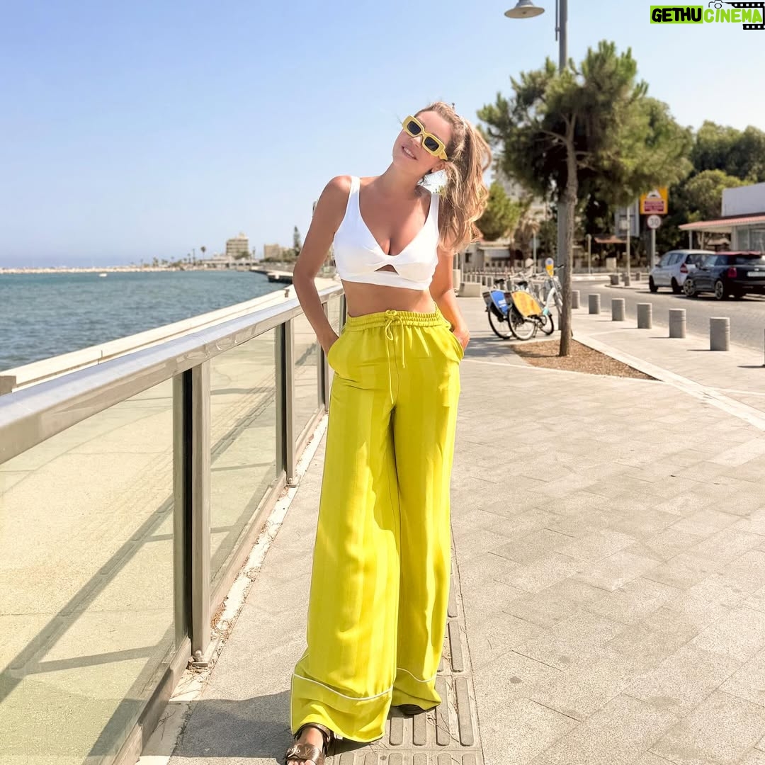Carla Haddad - 9K Likes - Nothing but sandy skin, beach hair and summer smiles 🌊🏖️☀️