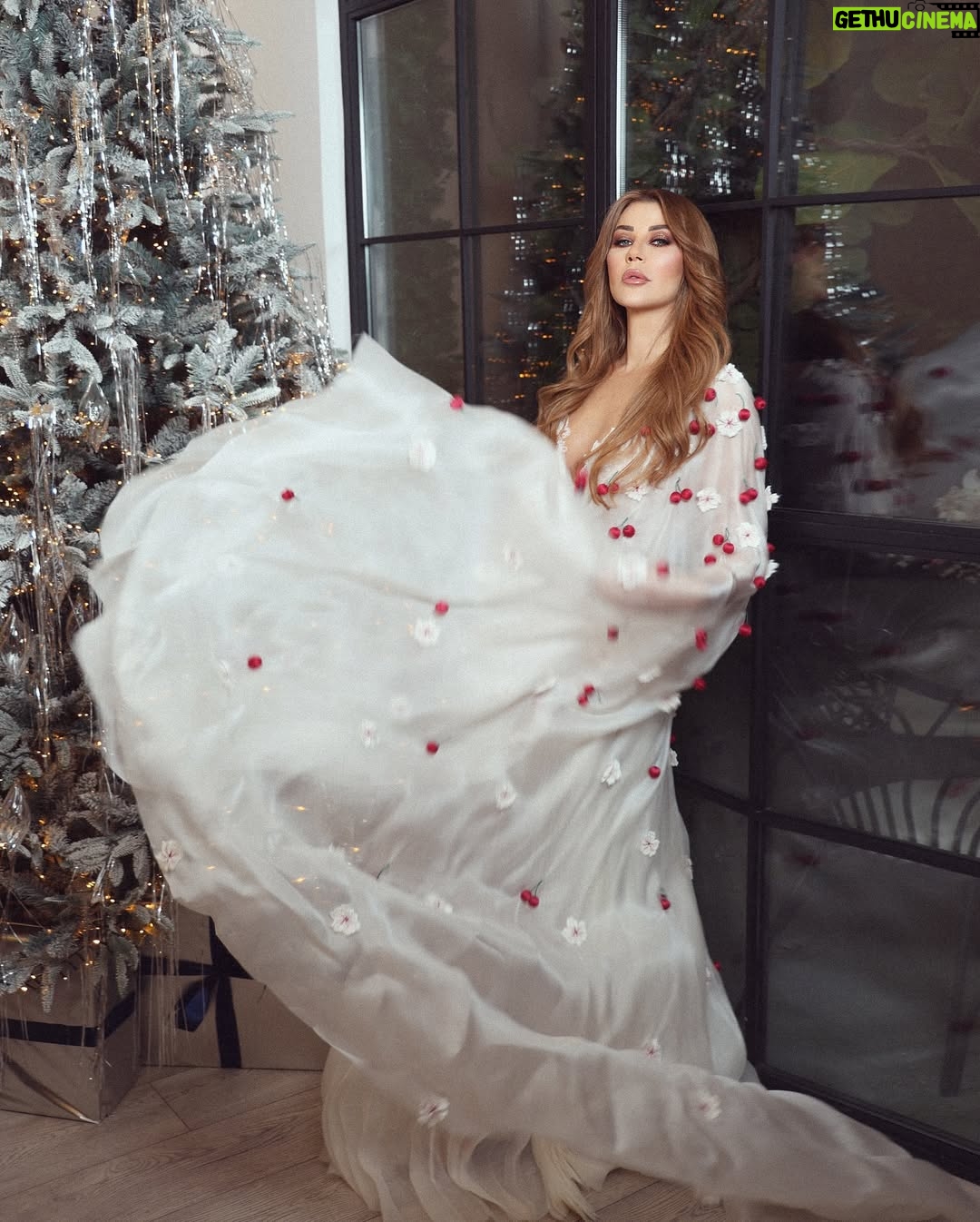 Carla Haddad - 10.8K Likes - My favorite color is Christmas lights 💫
Merry Christmas ♥️
@saramrad 🍒
#CarlaHaddad #MerryChristmas #Peace #Love #Hope