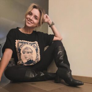 Carla Peterson Instagram - Un año más,  pero el amor que recibí se multiplicó x mil! 
Gracias a mi familia mis amigos y mis compás de trabajo fue un día maravilloso que lo guardaré como un tesoro.Recibí millones de mensajes llenos de amor y chistes, fotos de momentos divertidos.Paseamos juntos x las calles de Montevideo en donde estoy trabajando. nos tocó un día de sol, jugamos nos reímos y volvimos a descansar . Acompañada de mis dos grandes amores que siempre están cerca tirando para arriba! 
Siempre digo que tengo suerte en esta vida.  Gracias gracias a Uds x mi people de las redes! . 
Y a vos @gugalusto que te amo hasta el infinito 
  Copio acá el mensaje q me escribiste que es hermoso. No puedo pedir más.  A si ! Salud para vivir muchos años viendo como nuestro Gaspar crece. 
❤️❤️❤️❤️❤️❤️❤️❤️❤️❤️❤️❤️❤️❤️❤️❤️❤️
Acá estamos, los 3 juntos, en esta otra ciudad adonde viniste a trabajar para decirte bien fuerte: ¡Feliz Cumpleaños, @carlapetersonA! ¡Te amamos¡
Caminamos al lado del río, con este sol de otoño, recorrimos la ciudad y nos sentamos a comer y brindar con amigos, sabiendo que mientras cumplimos años, Gaspar va acumulando experiencias. 
Te llamaron tantos…Todos. Porque te quieren. Y mucho. Tu familia. Tus amigas de la infancia. Los muchos que acompañaron tu crecimiento de adolescente y un poco más y te dieron impulso para dar el salto; a los que tenes siempre presentes para decirles gracias. Las decenas de compañeros de todas esas historias de teatro, cine y televisión que contaste a millones. Desde Argentina y al mundo. Me encanta y admira que te quieran tanto, tantos. Porque habla de quien sos, de cómo sos…Y aún así nadie te quiere mas que nosotros dos. Que acá estamos y siempre estaremos. Para estar con vos, que es lo que más nos gusta en este vida. Porque sos sencillamente la mejor. Que lo termines hermoso celebrando el final del día con tu nueva remera de Taylor Swift, que te elegiste en la caminata y que tan linda te queda. 
Te amamos. Feliz cumpleaños.
