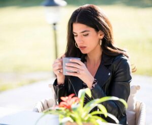 Carmen Bsaibes Instagram - Watch @aroosbeirut season 2 from Sunday till Thursday on @mbc4insta at 9pm ksa time and on @shahid.vod

Waiting for your feedback on tonight’s episode 🤗