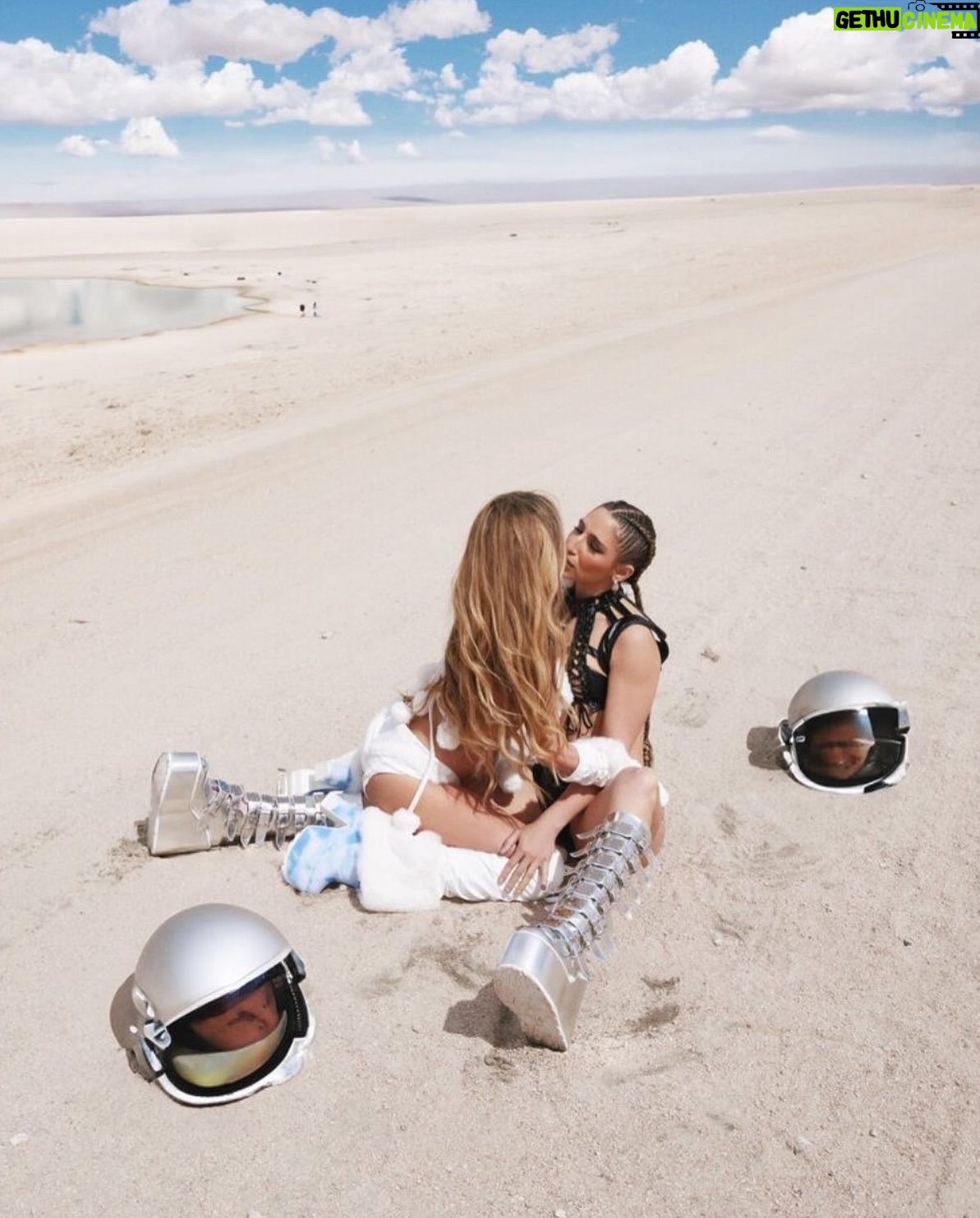 Carmen Electra - 126K Likes - girls like girls 🛸
photo by: @ajkphotography
produced by @creativecontentagencyla
makeup by: @moidariandarling
hair by: @gypsystrampsnthieves
styled by: @sammiethestylist
outfit by: @stellaxingyi @pr_solo @dollskill