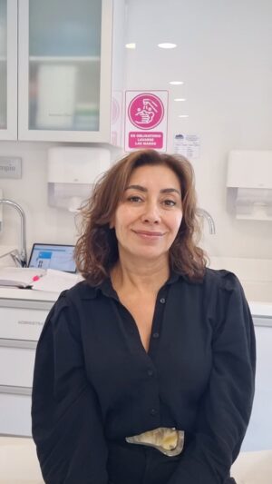 Carmen Gloria Arroyo Instagram - Respondiendo a quienes me han preguntado les comparto todos mis secretos de belleza:
Solo confío en las manos de mis queridas amigas de la clínica KB y estos son los procedimientos que me han realizado:
Glow skin: limpieza facial profunda con aparatología que favorece la luminosidad y tensado de la piel
Láser para rosácea, manchas y antiage
Toxina botulínica y reposicionamiento de las estructuras faciales con ácido hialurónico
Mesoterapia: nutrición y luminosidad de la piel ❤️ @clinicakb_dermatologia
@andreabarria_dermoesteticakb 
@kattybarriadermatologa
@drapaulinagarriga