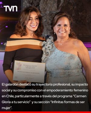 Carmen Gloria Arroyo Instagram - 📌 La destacada abogada, comunicadora y conductora del programa “Carmen Gloria a tu Servicio”, Carmen Gloria Arroyo, fue la encargada de recibir el premio en la categoría "Vida Pública y Comunicaciones" en la sexta edición del Women Economic Forum Chile (WEF).

📌 El galardón destacó su trayectoria profesional, su impacto social y su compromiso con el empoderamiento femenino en Chile, particularmente a través del programa “Carmen Gloria a tu servicio”  y su sección “Infinitas formas de ser mujer”.

📌 “Estamos muy orgullosos y agradecidos de ese reconocimiento. Y digo estamos porque esta nueva sección ‘Infinitas formas de ser mujer’ es el resultado de un tremendo equipo que ya lleva años comprometido con las mujeres de nuestro país y que busca visibilizar el esfuerzo de muchas líderes que abren caminos y son una inspiración para otras", comentó Carmen Gloria Arroyo, quien recibió el premio junto a todo el equipo del programa. 

📌 El Women Economic Forum, una organización global con origen en Nueva Delhi, India, y presente en más de 100 países, busca promover el progreso económico de la mujer a través de iniciativas alineadas con los Objetivos de Desarrollo Sostenible (ODS).

📌 Bajo el lema “Re-construyamos la estrategia”, el WEF Chile 2025 reunió a líderes, emprendedoras y referentes de distintos ámbitos con el propósito de visibilizar y fortalecer el rol de la mujer en el desarrollo económico y social del país.

📌 La organización del WEF Chile destacó que estos reconocimientos buscan amplificar el liderazgo femenino en todos los sectores del quehacer nacional, celebrando los aportes de mujeres que, como Carmen Gloria, inspiran con su trabajo y vocación de servicio.