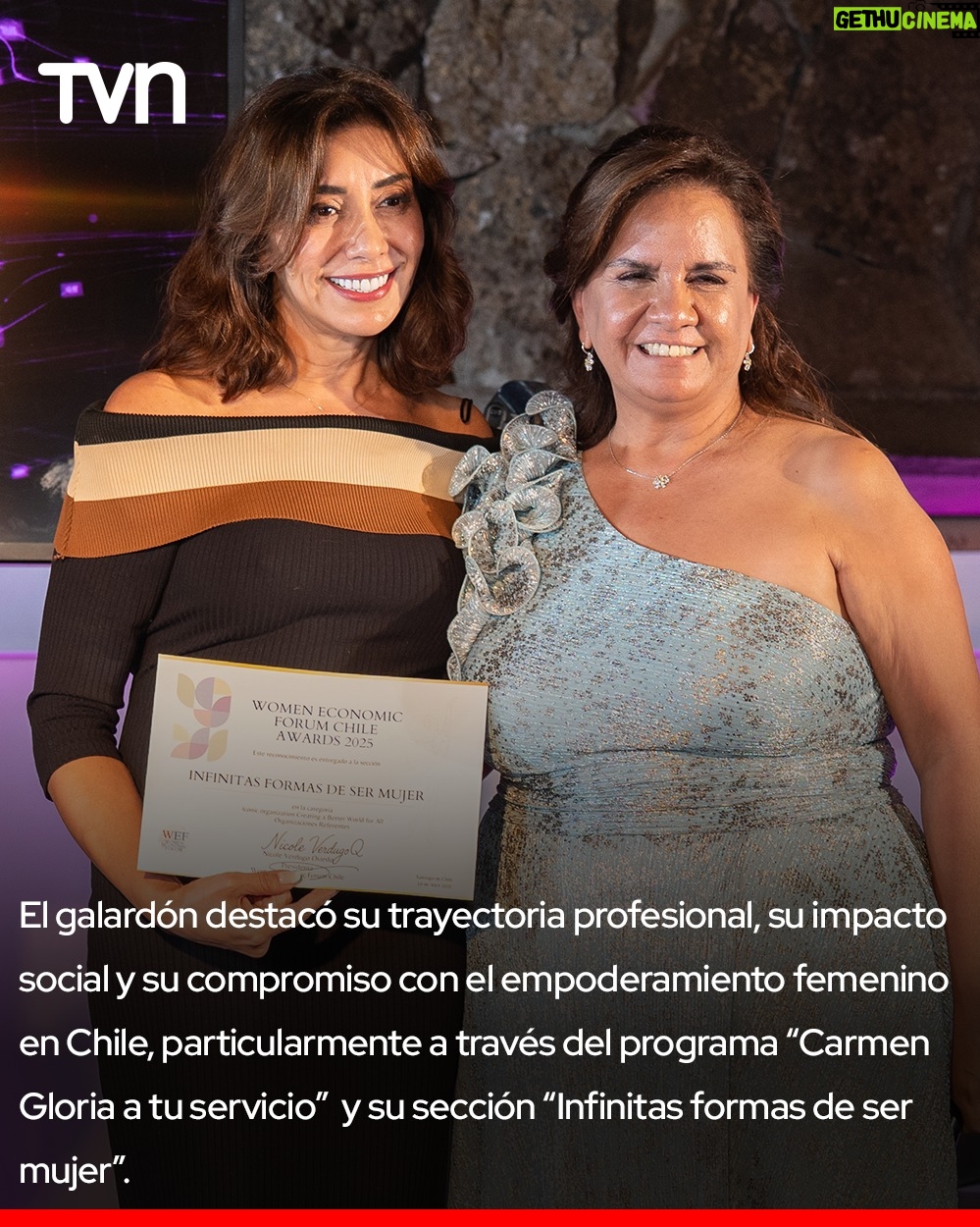 Carmen Gloria Arroyo - 4K Likes - 📌 La destacada abogada, comunicadora y conductora del programa “Carmen Gloria a tu Servicio”, Carmen Gloria Arroyo, fue la encargada de recibir el premio en la categoría "Vida Pública y Comunicaciones" en la sexta edición del Women Economic Forum Chile (WEF).
📌 El galardón destacó su trayectoria profesional, su impacto social y su compromiso con el empoderamiento femenino en Chile, particularmente a través del programa “Carmen Gloria a tu servicio” y su sección “Infinitas formas de ser mujer”.
📌 “Estamos muy orgullosos y agradecidos de ese reconocimiento. Y digo estamos porque esta nueva sección ‘Infinitas formas de ser mujer’ es el resultado de un tremendo equipo que ya lleva años comprometido con las mujeres de nuestro país y que busca visibilizar el esfuerzo de muchas líderes que abren caminos y son una inspiración para otras", comentó Carmen Gloria Arroyo, quien recibió el premio junto a todo el equipo del programa.
📌 El Women Economic Forum, una organización global con origen en Nueva Delhi, India, y presente en más de 100 países, busca promover el progreso económico de la mujer a través de iniciativas alineadas con los Objetivos de Desarrollo Sostenible (ODS).
📌 Bajo el lema “Re-construyamos la estrategia”, el WEF Chile 2025 reunió a líderes, emprendedoras y referentes de distintos ámbitos con el propósito de visibilizar y fortalecer el rol de la mujer en el desarrollo económico y social del país.
📌 La organización del WEF Chile destacó que estos reconocimientos buscan amplificar el liderazgo femenino en todos los sectores del quehacer nacional, celebrando los aportes de mujeres que, como Carmen Gloria, inspiran con su trabajo y vocación de servicio.
